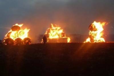 Семь пожарных тушили горящую солому в Медведевском районе Марий Эл