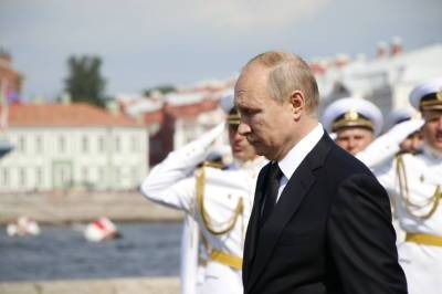 Путин принял участие в спуске на воду супертраулера «Механик Сизов»