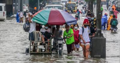 На Филиппинах из-за сильного наводнения эвакуировали 15 тысяч человек (ФОТО)