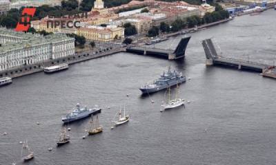 Грандиозное шоу без зрителей: в Петербурге прошел военно-морской парад