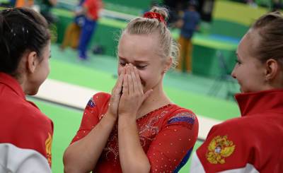 AP News (США): русские гимнастки лидируют в командной квалификации на Олимпиаде, обойдя американок