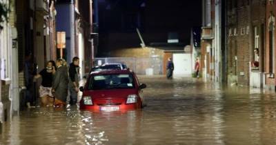 Автомобили уносит водой. В Бельгии возобновились наводнения из-за сильного дождя (видео)