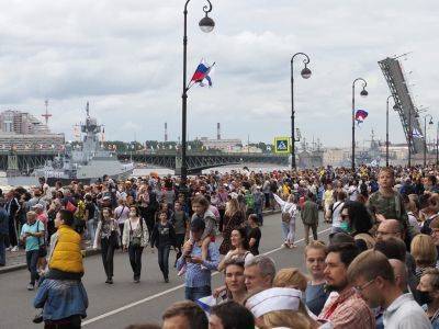 На набережных Петербурга во время парада ВМФ собрались сотни людей вопреки запрету массовых мероприятий