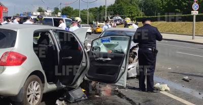 Три человека пострадали при столкновении иномарок на Кутузовском проспекте в Москве