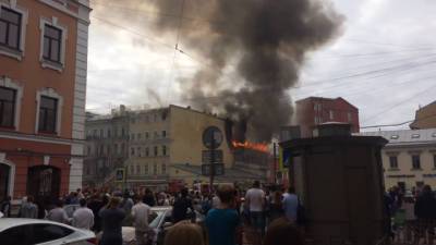 Полыхающий дом в Петербурге попал на видео