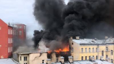 Клубы дыма на несколько метров: Видео полыхающего дома на Лиговском проспекте в Петербурге