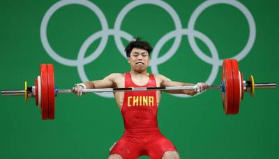 Китаец Чэнь Лицзюнь с олимпийским рекордом выиграл золото в тяжелой атлетике