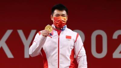 Китайский тяжелоатлет Лицзюнь завоевал золото ОИ в Токио в категории до 67 кг