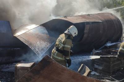Две цистерны с горючей жидкостью надымили и сгорели в Екатеринбурге