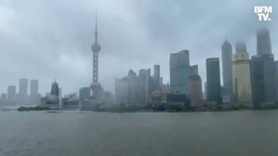 Сотни тысяч жителей Шанхая эвакуированы из-за тайфуна "Иньфа"