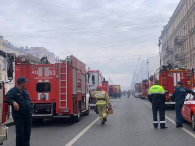 Появились эксклюзивные кадры с места пожара в жилом здании в центре Петербурга