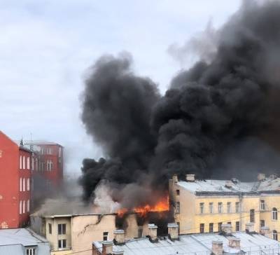 В Санкт-Петербурге горит жилой дом в центре города. Жильцов эвакуируют