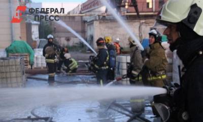 В Петербурге горит жилой дом, площадь пожара увеличивается