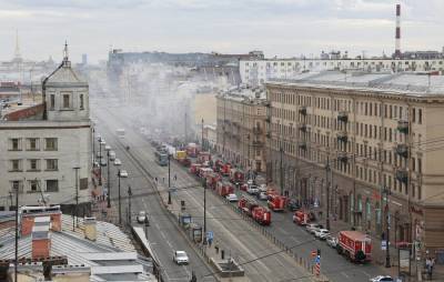 Площадь пожара в жилом доме в Петербурге выросла до 1,5 тыс. кв. м
