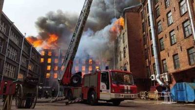 Масштабный пожар вспыхнул в Санкт-Петербурге: людей эвакуируют