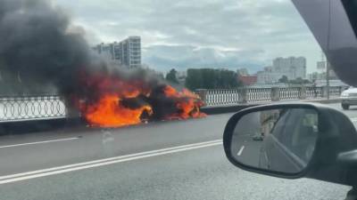 Появилось видео горящей BMW на Октябрьской набережной