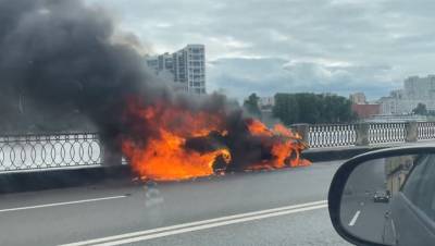 Водитель BMW едва не погиб в огненном ДТП на Октябрьской набережной