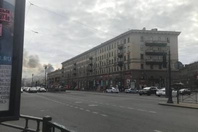 Спасатели ликвидировали крупный пожар в центре Петербурга, в котором пострадала женщина