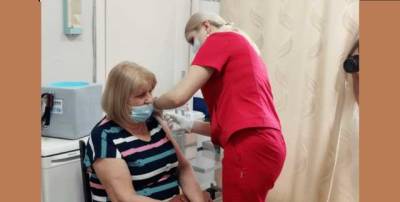 В Черновцах глава ОСББ вакцинировала целый дом