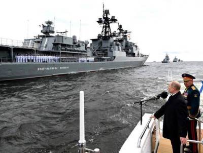 Боевые корабли прошли в день ВМФ в парадном строю
