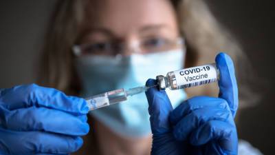 Главный инфекционист США: Части привитых нужна третья доза вакцины от коронавируса