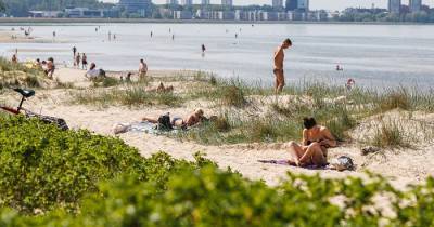 Курортникам не рекомендуют купаться на пляжах Очакова: что произошло