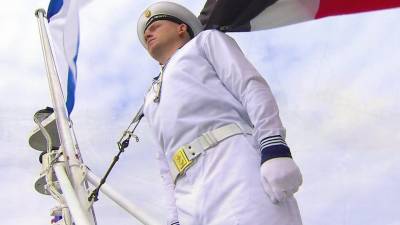Главный военно-морской парад в честь Дня ВМФ в Санкт-Петербурге принял Владимир Путин