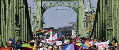 В Будапеште тысячи людей присоединились к гей-параду — протестуют против закона о запрете «пропаганды ЛГБТ»