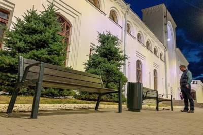 В Великом Новгороде появится больше новых урн, стульев и скамеек