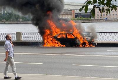 Автомобиль сгорел дотла после ДТП на Октябрьской набережной в Петербурге
