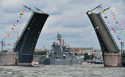 Bloomberg (США): Путин расхваливает российское гиперзвуковое ядерное оружие на военно-морском параде