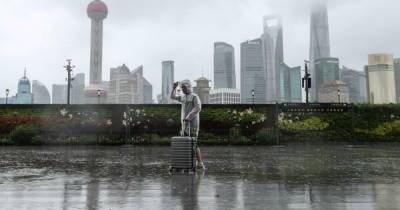 На Шанхай налетел тайфун: улицы затоплены, авиарейсы отменены (ФОТО, ВИДЕО)