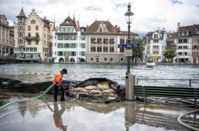 В центральной части Швейцарии сильным ливнем затоплены улицы и здания
