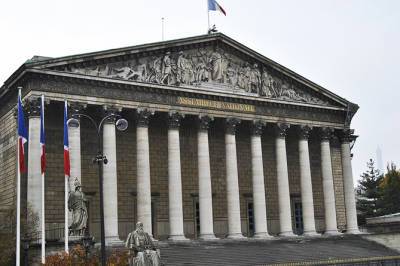 Парламент Франции поддержал законопроект о мерах по борьбе с эпидемией