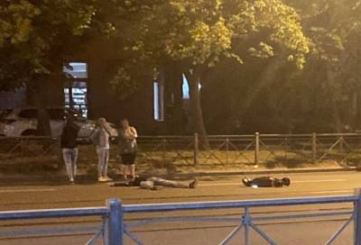 Видео: самокатчик врезался в припаркованное авто в Калининском районе Петербурга