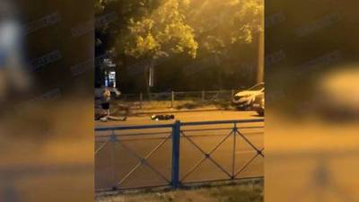 В Петербурге самокатчик въехал в автомобиль и потерял сознание