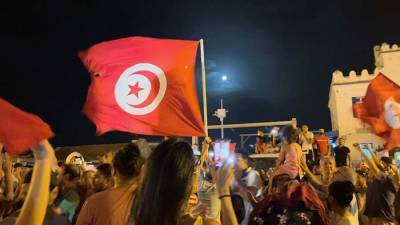 Президент Туниса отстранил премьера и лишил парламент неприкосновенности