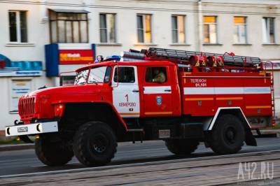 В Кемерове 30 человек тушили пожар в многоэтажке