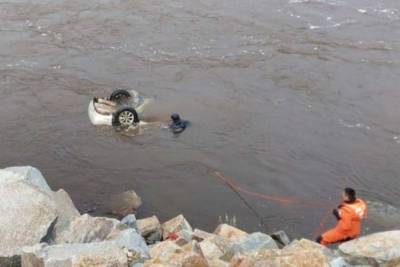 Спасатели достали тело из утонувшей машины в Чите