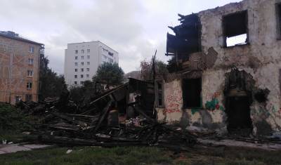 Уфимка попросила городскую администрацию срочно разобрать сгоревший дом