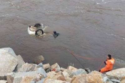 Спасатели «Забайкалпожспаса» вытащили тело водителя из утонувшего в Читинке автомобиля