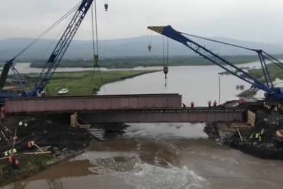 Железнодорожники устанавливают второй пролёт моста на Транссибе в Забайкалье