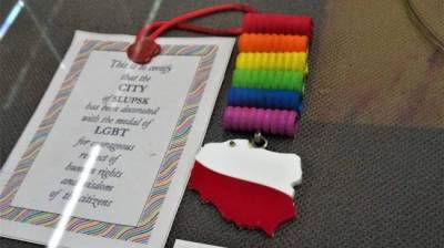 В Гданьске выставили серебряный «орден чести» для польских геев