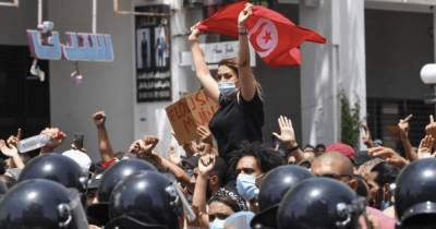 Бросались камнями, жгли и штурмовали здания: в Тунисе начались беспорядки из-за COVID-19 (видео)