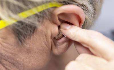 Ученые связали старческую деменцию с потерей слуха