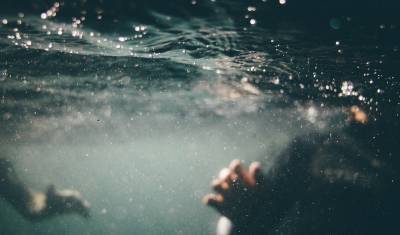 В Уфе из озера Теплого водолазы извлекли тело молодой женщины в одежде
