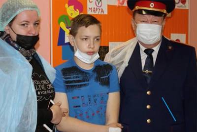 Избитый взрослыми после защиты своего деда российский школьник получил медаль