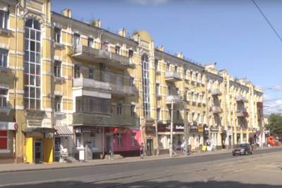 Розовый фасад аптеки в Смоленске выбился из общей художественной концепции