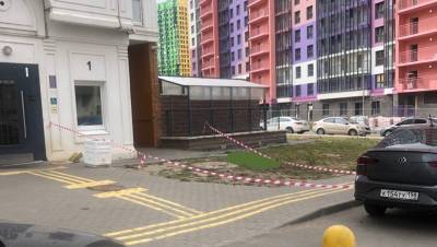 Женщину с ножевым ранением нашли выпавшей из окна дома на севере Петербурга