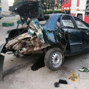 В Вольнянске легковушка влетела в ограждение: пострадавших зажало конструкциями авто. Фото